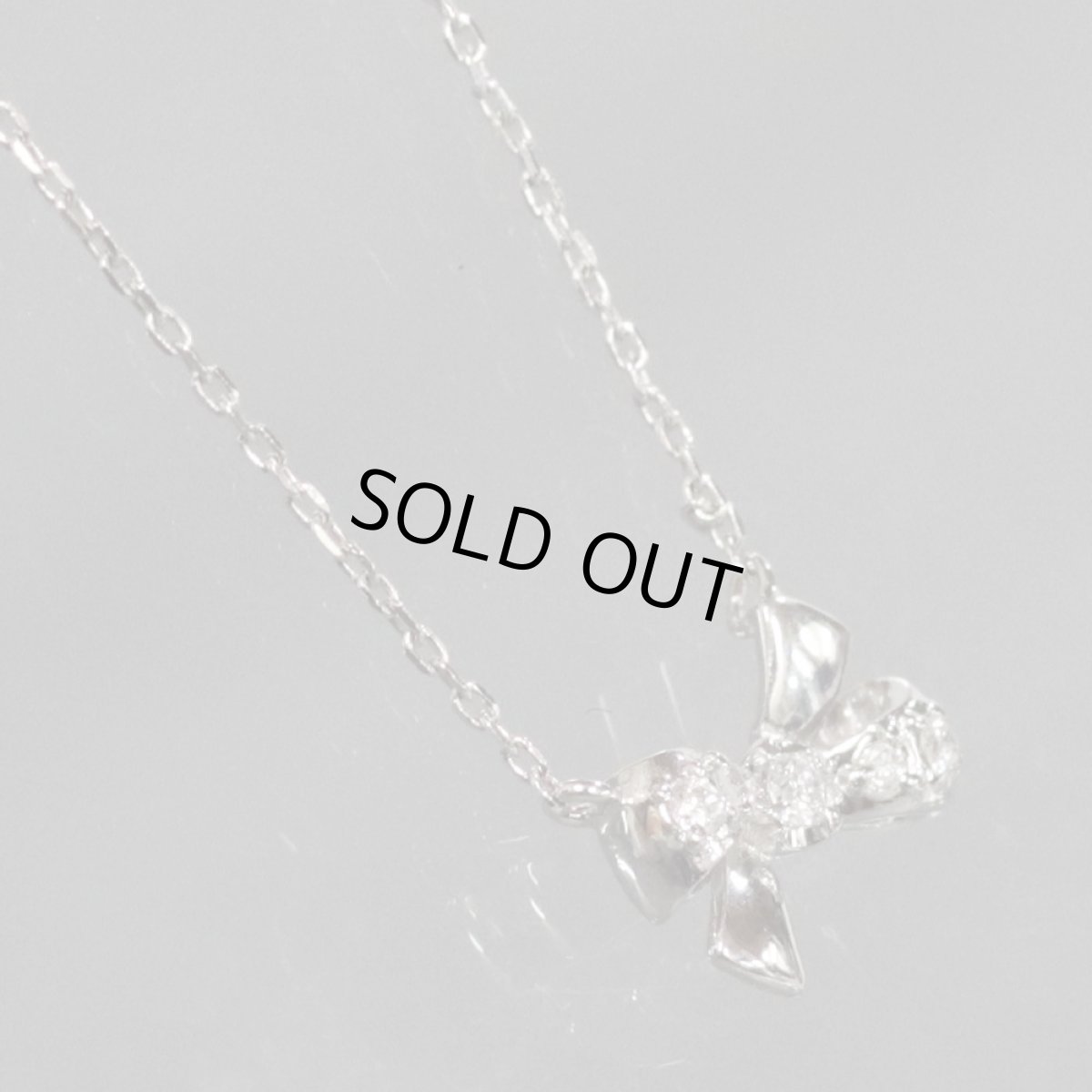 画像2: ヴァンドーム青山 K18WGダイヤモンドネックレス リボンモチーフ 1.5g (2)