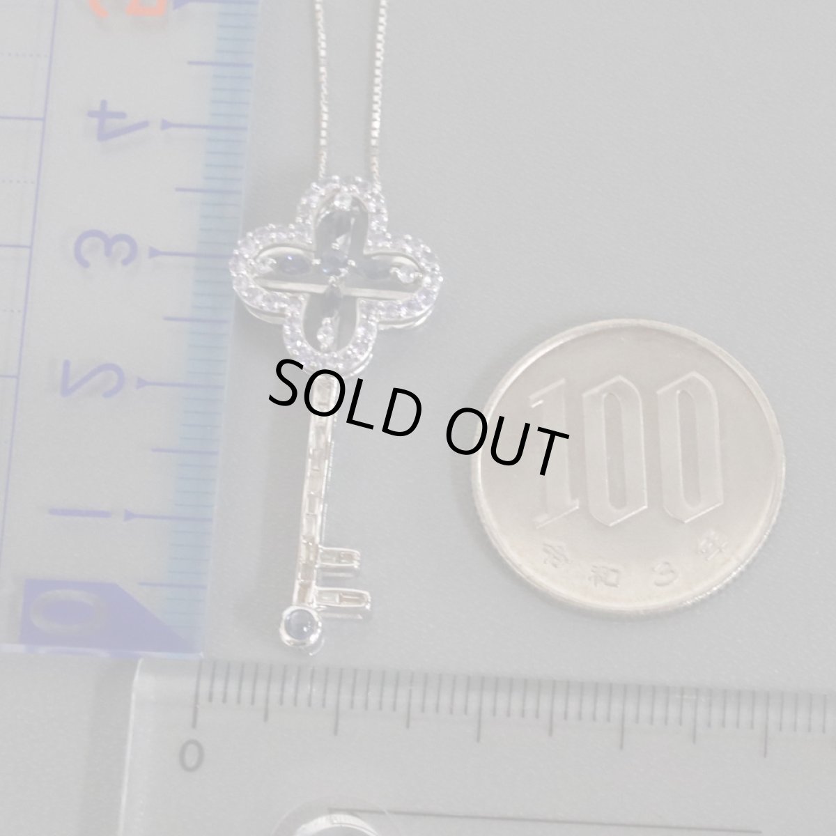 画像10: K18WGサファイアダイヤモンドペンダント 鍵モチーフ S0.62 D0.14 4.7g (10)