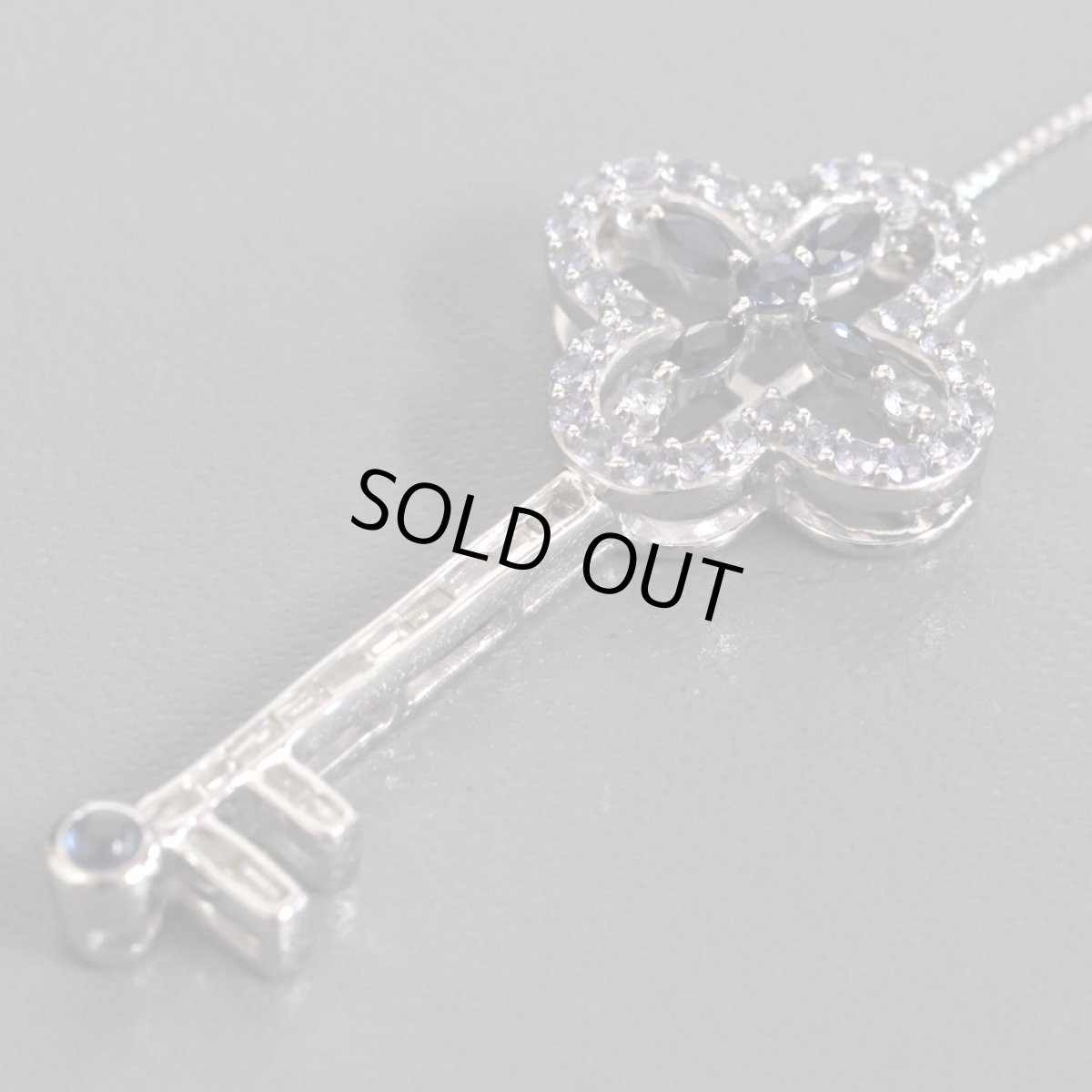 画像2: K18WGサファイアダイヤモンドペンダント 鍵モチーフ S0.62 D0.14 4.7g (2)