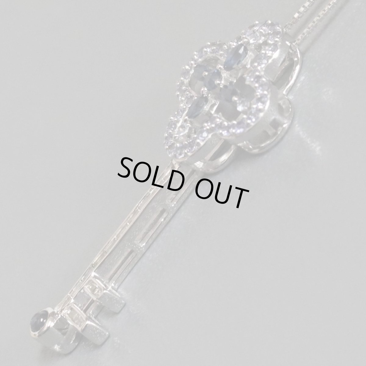 画像3: K18WGサファイアダイヤモンドペンダント 鍵モチーフ S0.62 D0.14 4.7g (3)