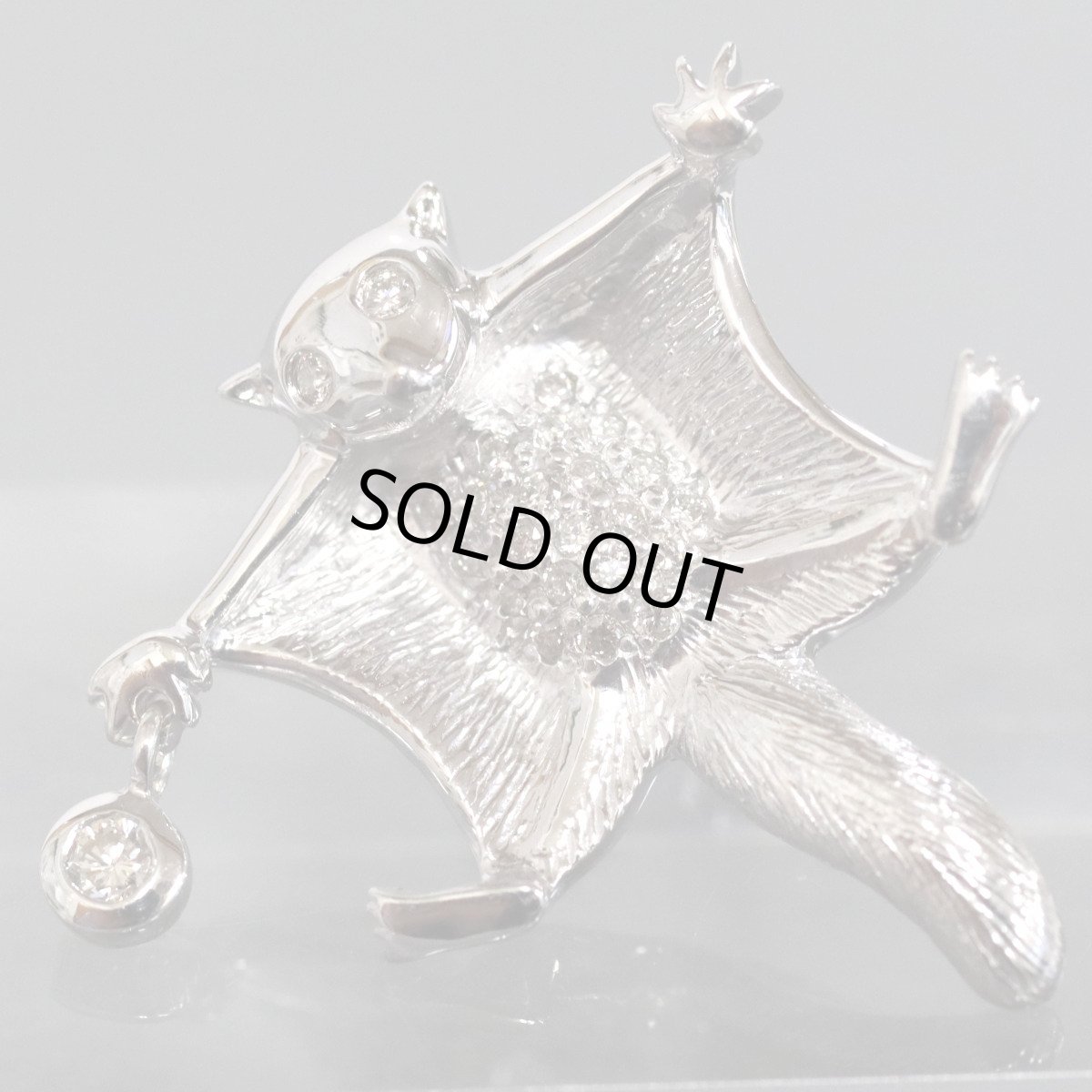 画像1: K18WGダイヤモンドピンブローチ モモンガモチーフ D0.20 4.8g (1)