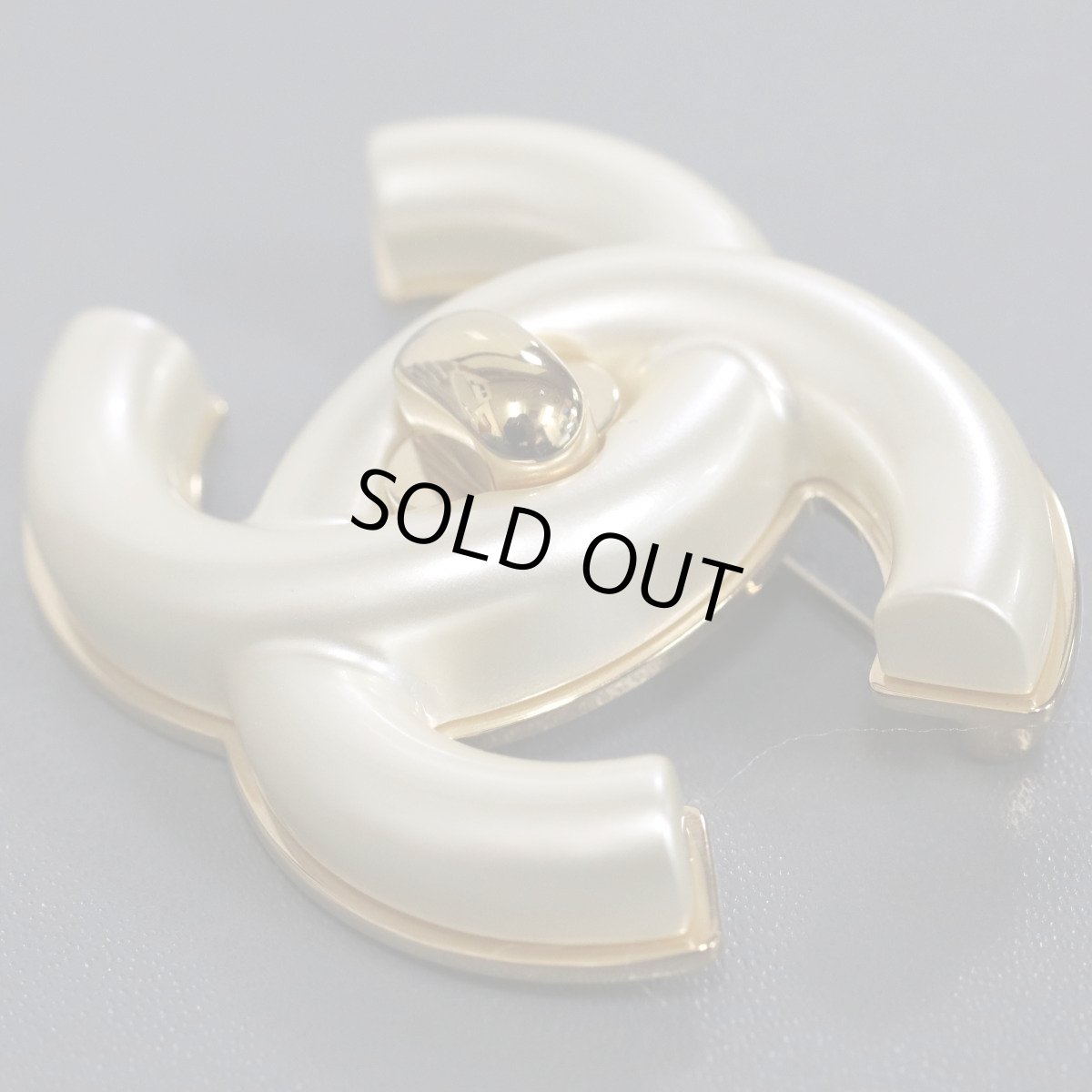 画像2: シャネル ココマーク フェイクシェル ターンロック ブローチ B24A 箱 (2)