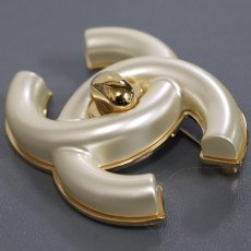 画像2: シャネル ココマーク フェイクシェル ターンロック ブローチ B24A 箱 (2)
