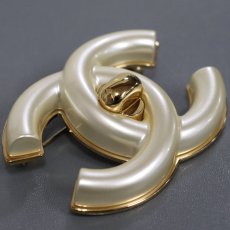 画像3: シャネル ココマーク フェイクシェル ターンロック ブローチ B24A 箱 (3)