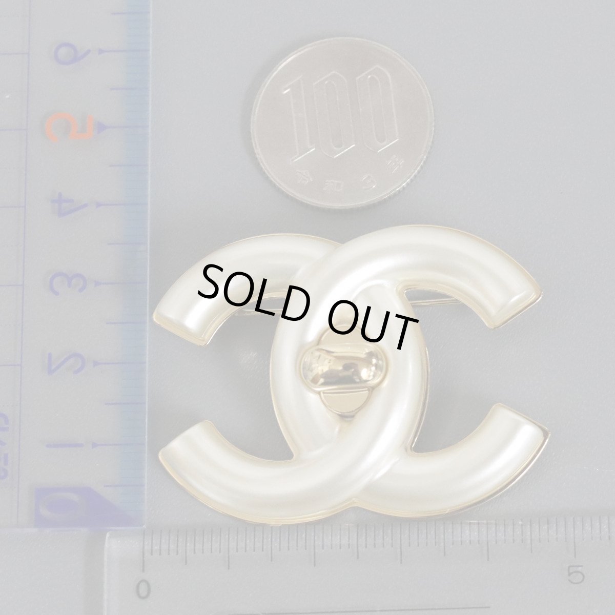 画像9: シャネル ココマーク フェイクシェル ターンロック ブローチ B24A 箱 (9)