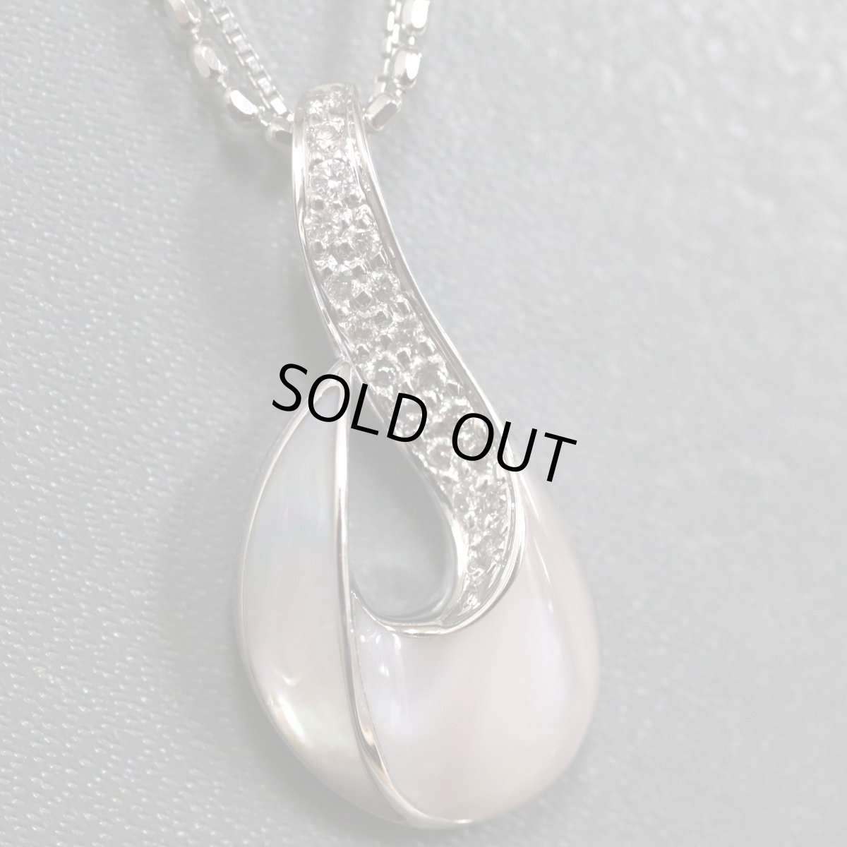 画像1: ルシオラ K18WGピンクシェルダイヤモンドペンダント D0.20 9.7g AJ付50cm 保証書 (1)