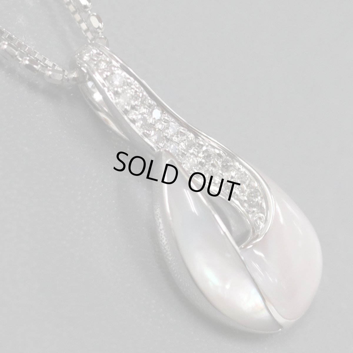 画像2: ルシオラ K18WGピンクシェルダイヤモンドペンダント D0.20 9.7g AJ付50cm 保証書 (2)