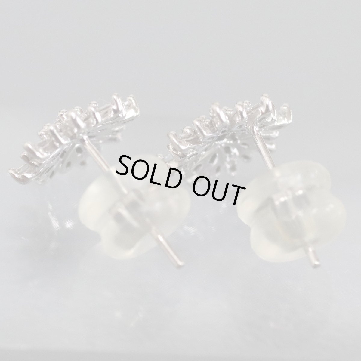 画像2: K18WGダイヤモンドピアス D0.15×2 1.3g(キャッチ抜き) (2)