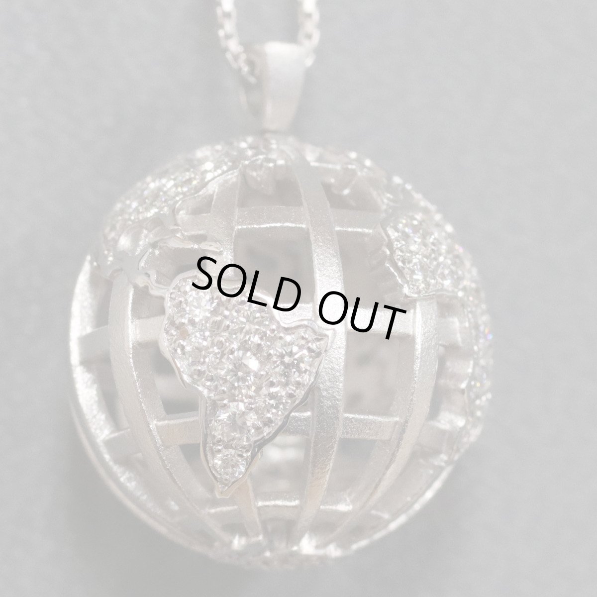 画像1: K18WGダイヤモンドネックレス 地球儀モチーフ D0.55 8.2g AJ付50cm (1)