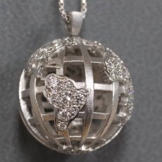 画像1: K18WGダイヤモンドネックレス 地球儀モチーフ D0.55 8.2g AJ付50cm (1)