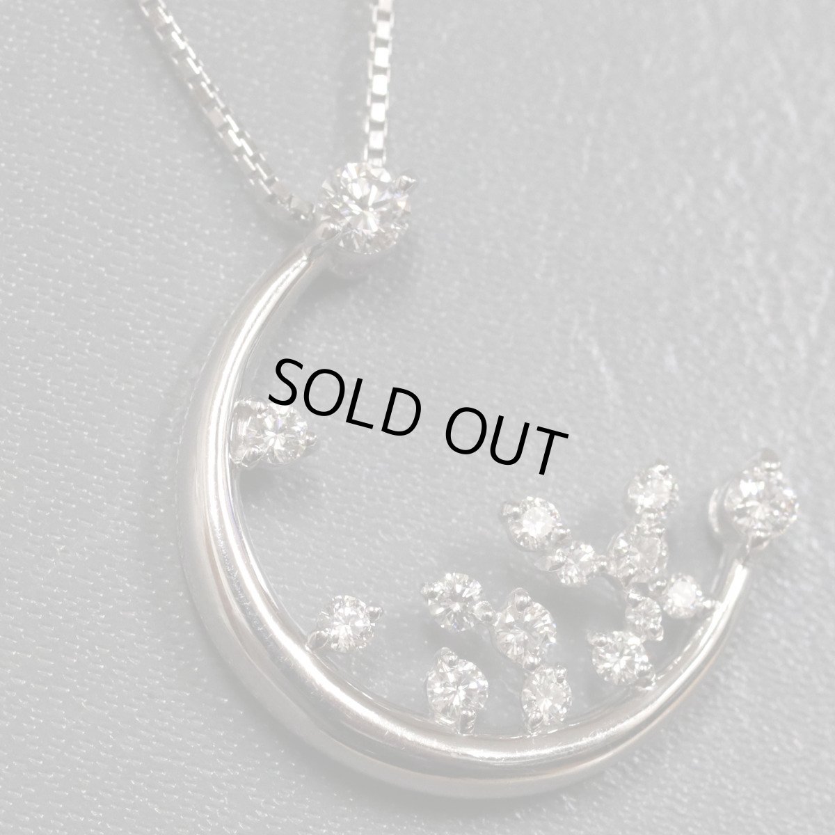 画像1: 星の砂 Pt850/900ダイヤモンドネックレス 三日月モチーフ D0.59 8.9g 40cm 内外箱 (1)