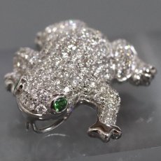 画像2: K18WGダイヤモンドグリーンガーネットペンダントトップ/ブローチ カエルモチーフ D0.88 G0.05 3.7g (2)