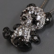 画像2: K18WG ホワイトサファイア ブラックダイヤモンド ペンダント パンダモチーフ WS0.60 BkD0.20 5.4g AJ付50cm (2)