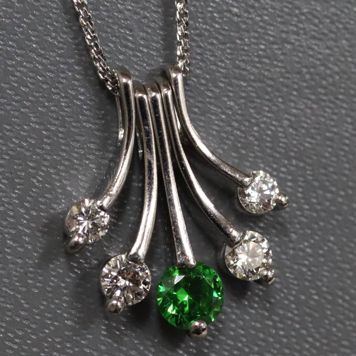 K18WG/Pt900デマントイドガーネットダイヤモンドペンダント DG0.29 D0.32 4.7g AJ付45cm